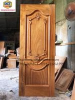 Cánh cửa phòng gõ đỏ