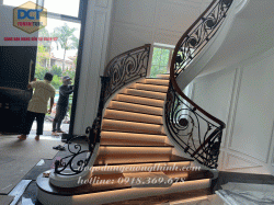 cầu thang gỗ óc chó kết hợp sắt nghệ thuật