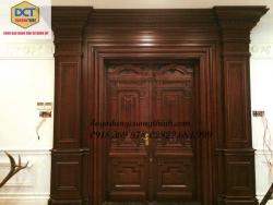 Mẫu cửa chính hai cánh tân cổ điển cao cấp